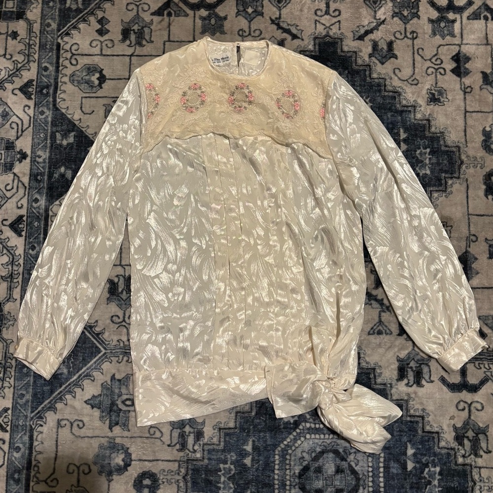 STUNNING WHITE IN THE MOOD VINTAGE PLEATED SILK BLOUSE WITH LACE DETAILING